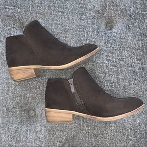 Women’s brown zip ankle booties size 7.